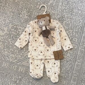 NWT Adorable, Cozy Bear Print Baby Pajamas+ bear (6-9mo)